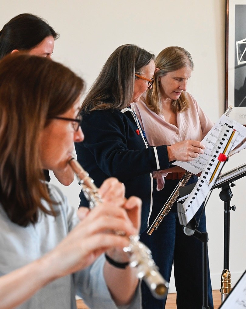 Elisabeth Parry working with Flutes in France participants